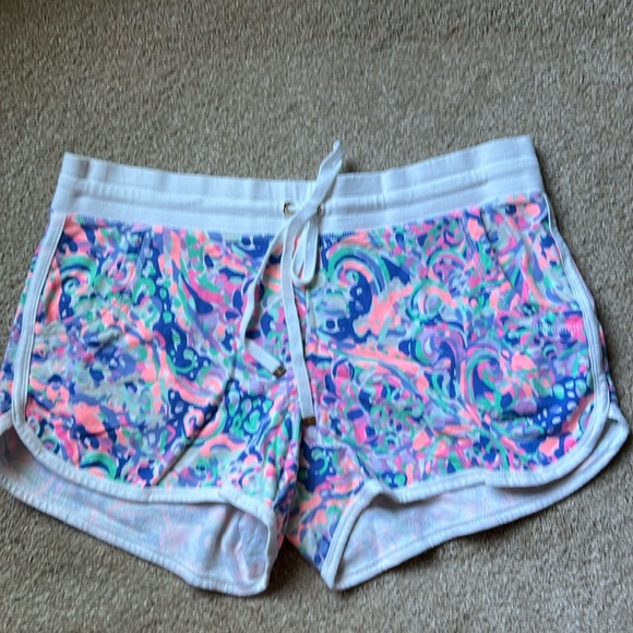 Lilly Pulitzer Pants - Lilly Pulitzer Chrissy beach shorts. Medium. Good used condition.